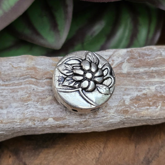 Große Münzperle 21mm, galvanisierter Kunststoff CCB, antik silber, beidseitig mit Blume geprägt. Leicht & ideal für Schmuck, Anhänger, Y-Ketten & Trachtenstyle.
