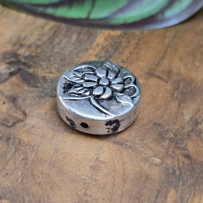 Große Münzperle 21mm, galvanisierter Kunststoff CCB, antik silber, beidseitig mit Blume geprägt. Leicht & ideal für Schmuck, Anhänger, Y-Ketten & Trachtenstyle.
