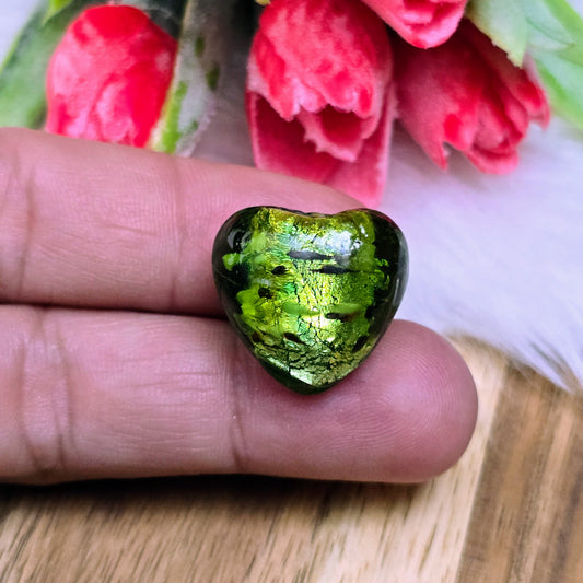 2 grüne Herzperlen aus indischem Glas mit Silberfolie im Inneren. Handgefertigt & einzigartig – perfekt für romantische DIY-Ketten und kreative Schmuckideen.