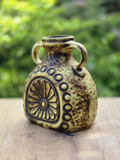 Vintage Keramikkrug von GS Keramik mit zwei Henkeln, bauchiger Form und reliefiertem Frontdekor.