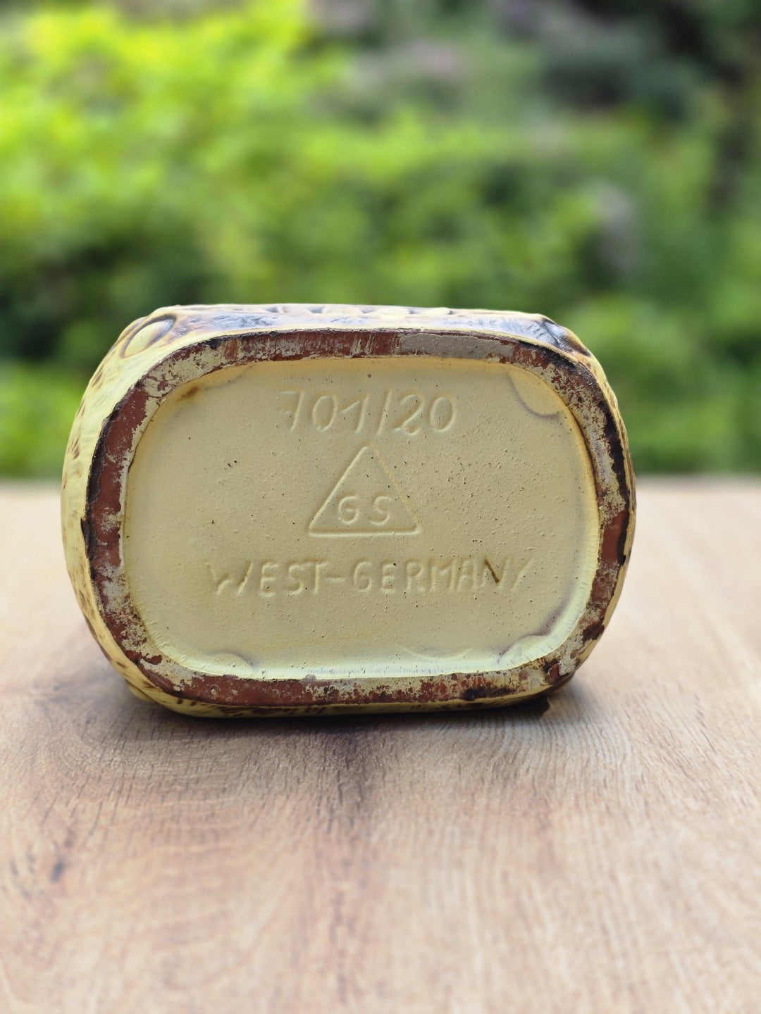 Detail der Bodenprägung am GS Keramik Krug mit Modellnummer 701/20 und West Germany Kennzeichnung.
