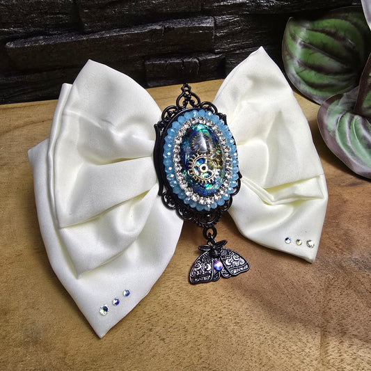 Das Bild zeigt Einzigartige Steampunk Haarspange mit weißer Schleife und handgefertigem Zierteil

Hier trifft sich eine außergewöhnlichen Mischung aus eleganter Romantik und industriellem Flair. 