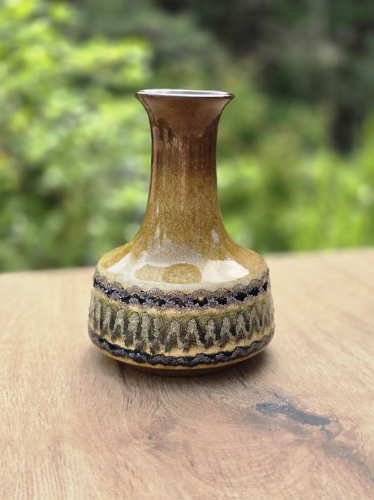 Haldensleben Vase mit ockerbrauner Glasur, ausgestellter Öffnung und breitem Reliefband