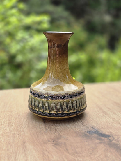 DDR Keramikvase mit hohem Hals, bauchiger Form und strukturierter Glasur in Braun und Ocker