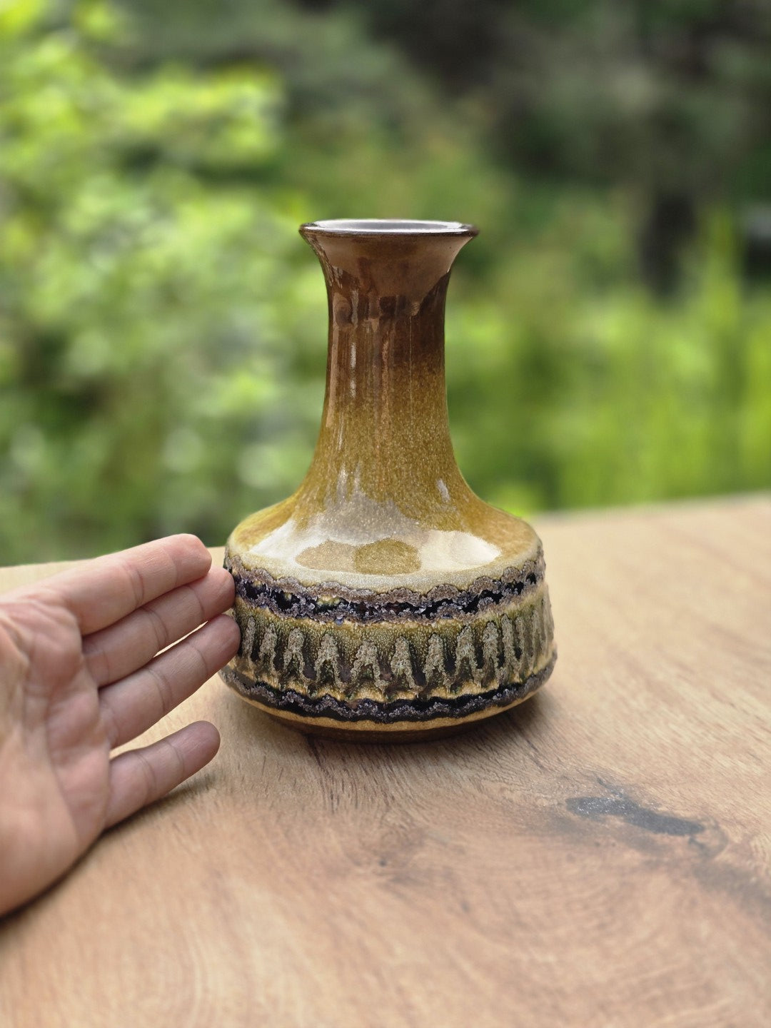 Haldensleben Vase mit Größenvergleich, braun-ockerfarbener Glasur und breitem Strukturdekor