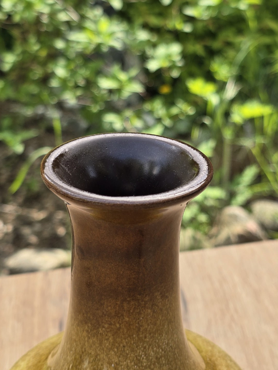 Ausgestellte Öffnung der Haldensleben Vase mit brauner Glasur, dunkler Innenlasur und hellem Rand