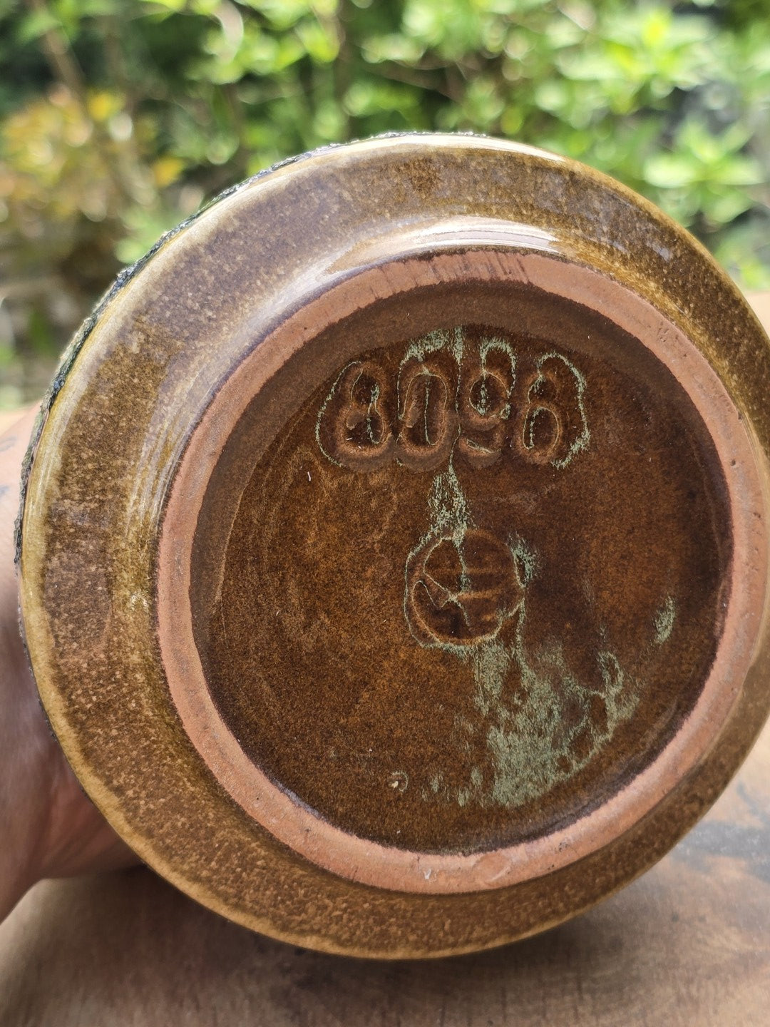 Unterseite der Haldensleben Keramikvase mit geprägter Bodenmarke und unglasiertem Standring