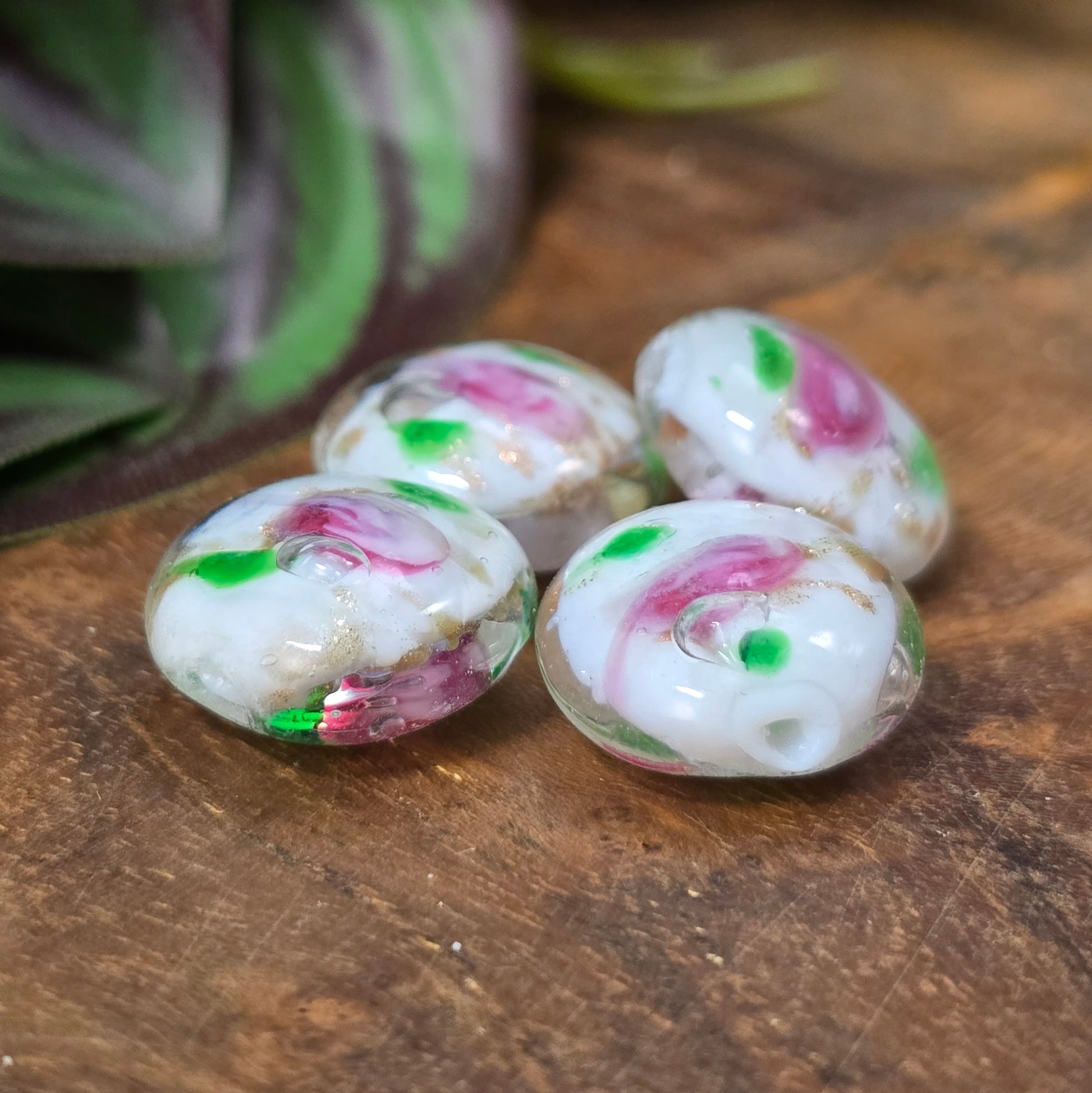 4 handgefertigte Glasperlen in Linsenform (14 mm) mit zartem Röschenmotiv – perfekt für romantische DIY-Schmuckideen & Vintage-Designs.