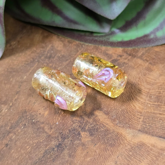 4 handgefertigte Glasperlen in Walzenform (16 mm), honigfarben mit Rosa-Röschen & Glitzer – ideal für romantischen DIY-Schmuck im Landhausstil.