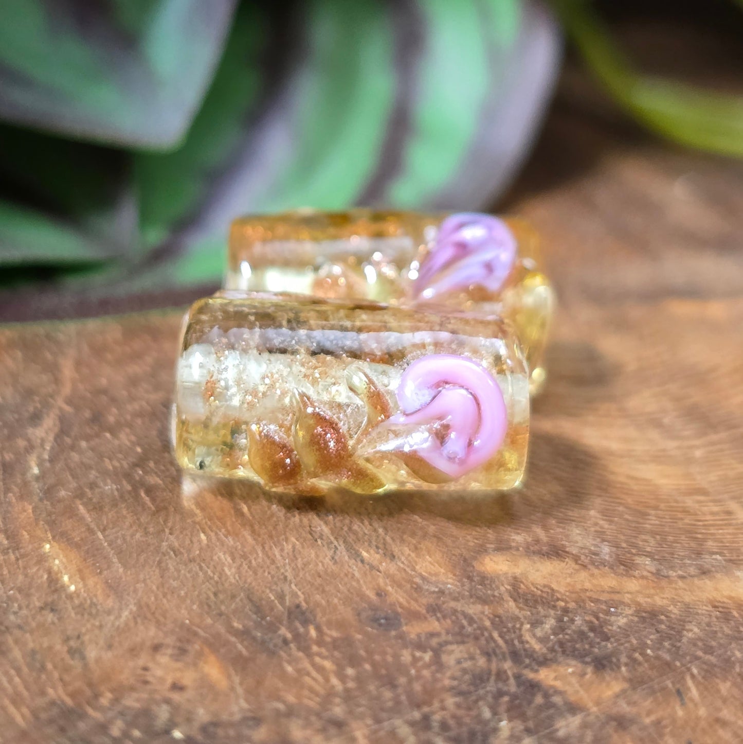 4 handgefertigte Glasperlen in Walzenform (16 mm), honigfarben mit Rosa-Röschen & Glitzer – ideal für romantischen DIY-Schmuck im Landhausstil.