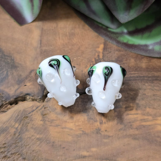2 handgefertigte Lampwork-Glasperlen, Tropfenform mit Noppen & grünem Dekor. Einzigartiges Material für individuelle Schmuckherstellung.