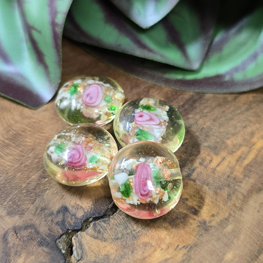 4 handgefertigte Linse-Glasperlen (14 mm), honigfarben mit Rosa-Röschen, Gold & Grün – für romantischen Schmuck im Landhaus- oder Vintage-Stil.