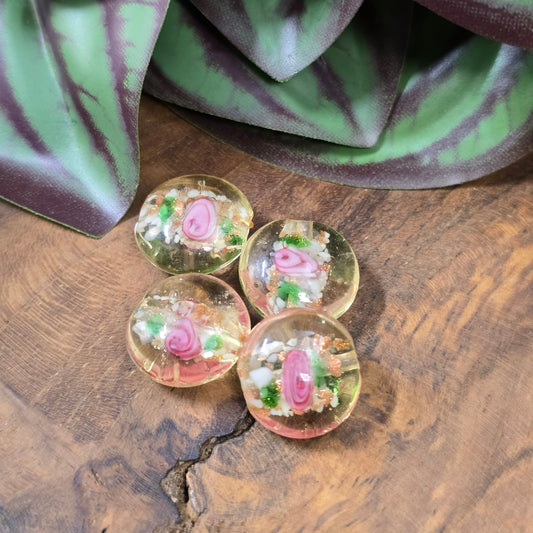 4 handgefertigte Linse-Glasperlen (14 mm), honigfarben mit Rosa-Röschen, Gold & Grün – für romantischen Schmuck im Landhaus- oder Vintage-Stil.