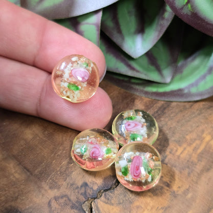 4 handgefertigte Linse-Glasperlen (14 mm), honigfarben mit Rosa-Röschen, Gold & Grün – für romantischen Schmuck im Landhaus- oder Vintage-Stil.