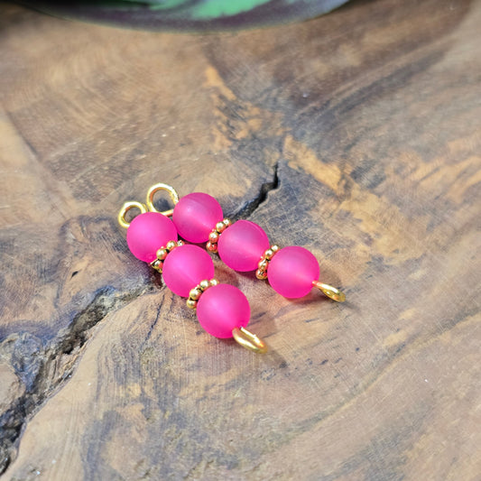 2 handgefertigte Schmuckverbinder, goldfarben mit pinken Acrylperlen, 27 mm – farbenfrohes Zubehör für kreative Ketten, Armbänder oder Ohrringe.