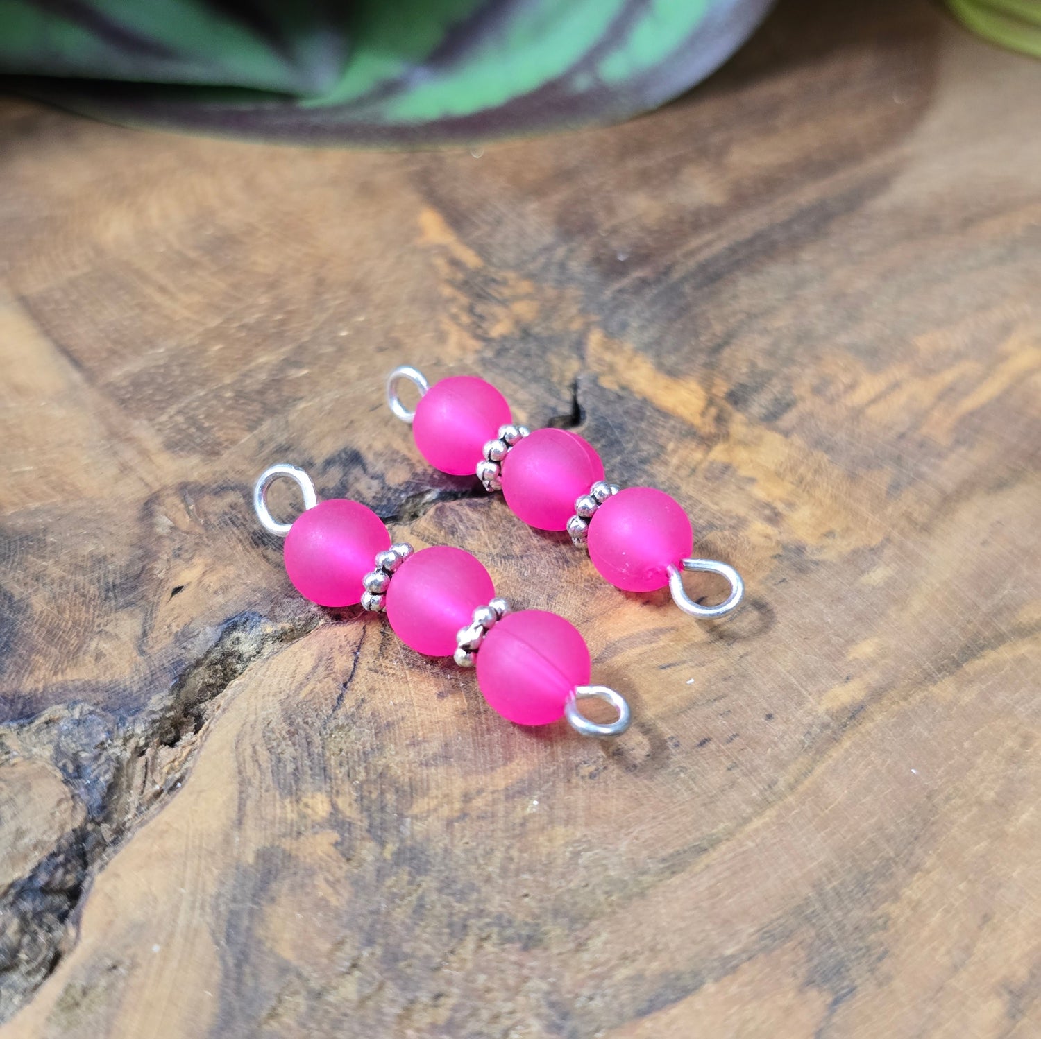 2 handgefertigte Schmuckverbinder, silberfarben mit pinken Acrylperlen, 27 mm – trendiges Zubehör für DIY-Armbänder, Ketten oder Ohrringe.