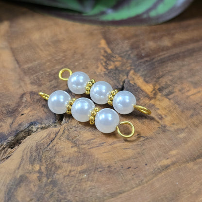 2 handgefertigte Schmuckverbinder, goldfarben mit weißen Acrylperlen, ca. 27 mm – vielseitiges Zubehör für DIY-Ketten, Armbänder oder Ohrringe.