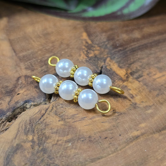 2 handgefertigte Schmuckverbinder, goldfarben mit weißen Acrylperlen, ca. 27 mm – vielseitiges Zubehör für DIY-Ketten, Armbänder oder Ohrringe.
