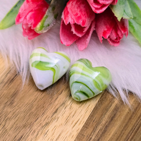 2 handgefertigte grün-weiße Herzperlen mit Swirl aus Indien. Ideal für Ketten, Armbänder & DIY-Schmuck mit Liebe zum Detail. Jedes Stück ist ein echtes Unikat!
