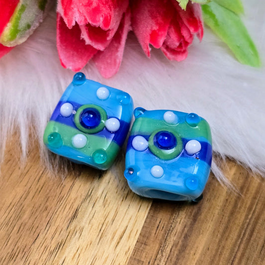2 handgefertigte indische Glasperlen im quadratischen Design, opak blau-grün mit Bumps – perfekt für kreative Ketten, Armbänder & Accessoires mit Charakter.