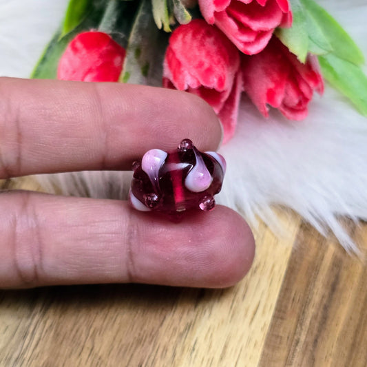 2 handgefertigte indische Glasperlen in Beere mit rosa-weißen Bumps. Perfekt für auffällige Ketten, Armbänder und individuelle Schmuckdesigns. Unikate mit Charme.