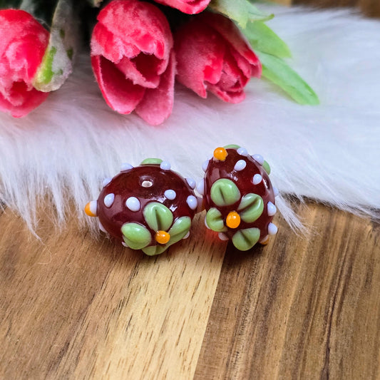 2 handgefertigte indische Glasperlen in Rot mit weißen Bumps & Blumen. Perfekt für individuelle Ketten, Armbänder & kreative Schmuckideen mit Persönlichkeit.