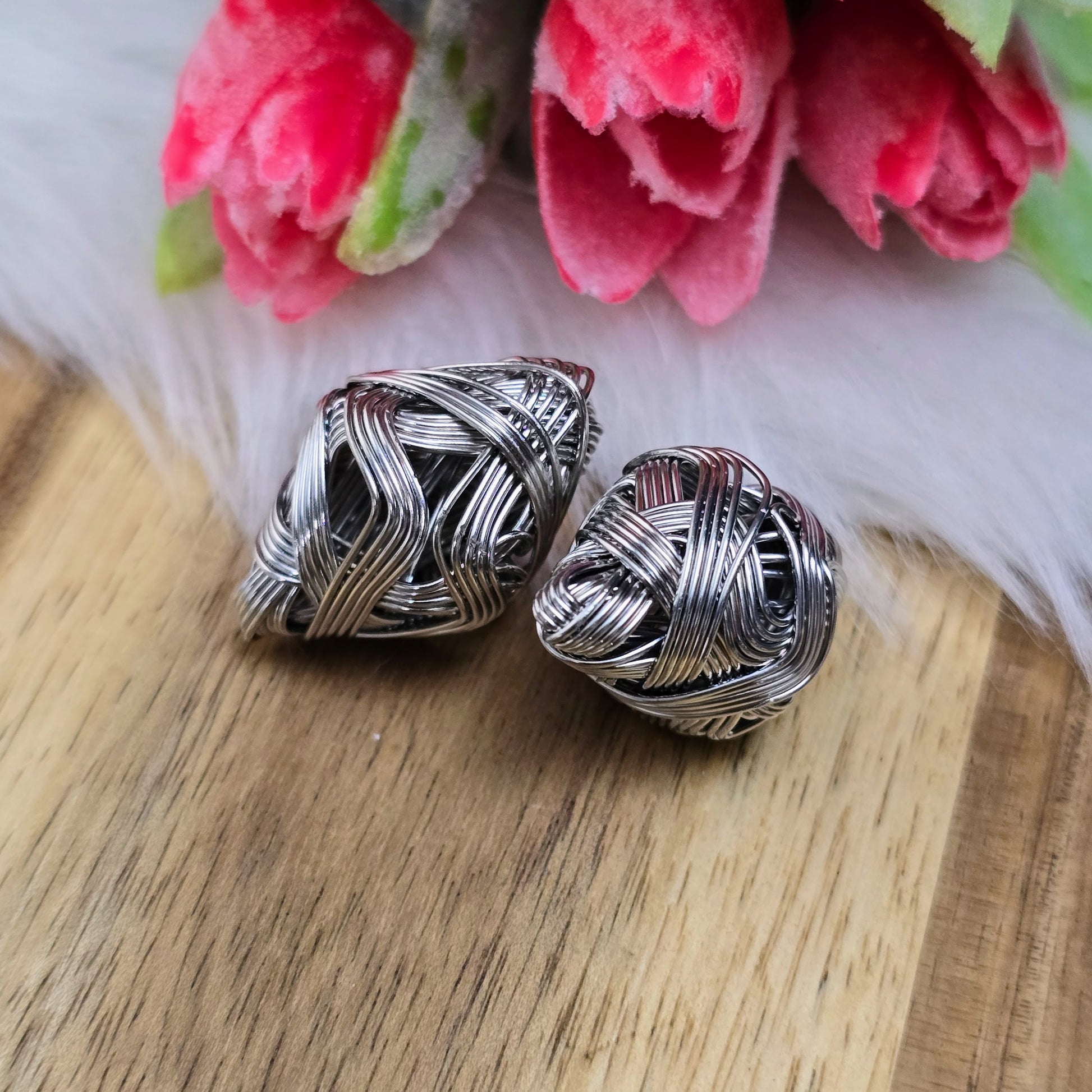 2 silberfarbene Drahtperlen in Rhombusform – handgewickelt & durchlässig – ideal für DIY-Schmuck, Anhänger & Deko – aus Metall, 26 x 17 mm, ohne Fädelloch