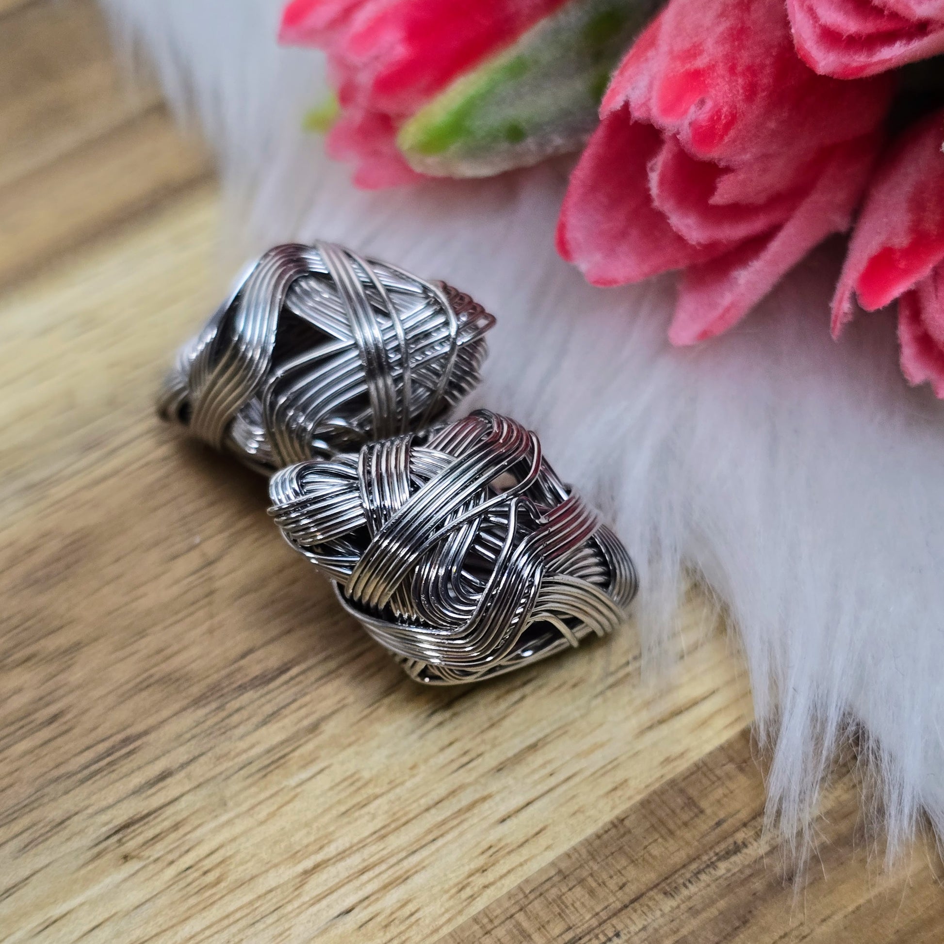 2 silberfarbene Drahtperlen in Rhombusform – handgewickelt & durchlässig – ideal für DIY-Schmuck, Anhänger & Deko – aus Metall, 26 x 17 mm, ohne Fädelloch