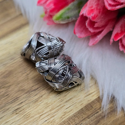 2 silberfarbene Drahtperlen in Rhombusform – handgewickelt & durchlässig – ideal für DIY-Schmuck, Anhänger & Deko – aus Metall, 26 x 17 mm, ohne Fädelloch