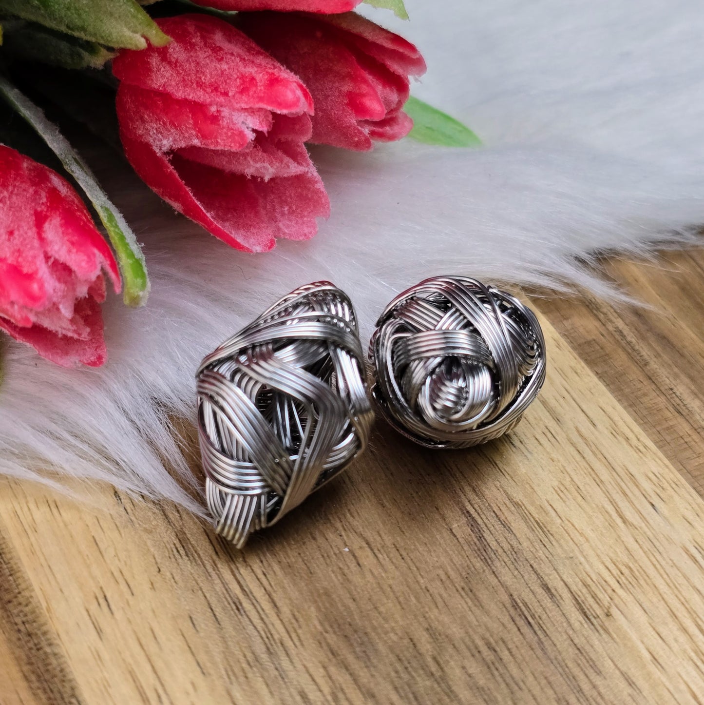 2 silberfarbene Drahtperlen in Rhombusform – handgewickelt & durchlässig – ideal für DIY-Schmuck, Anhänger & Deko – aus Metall, 26 x 17 mm, ohne Fädelloch