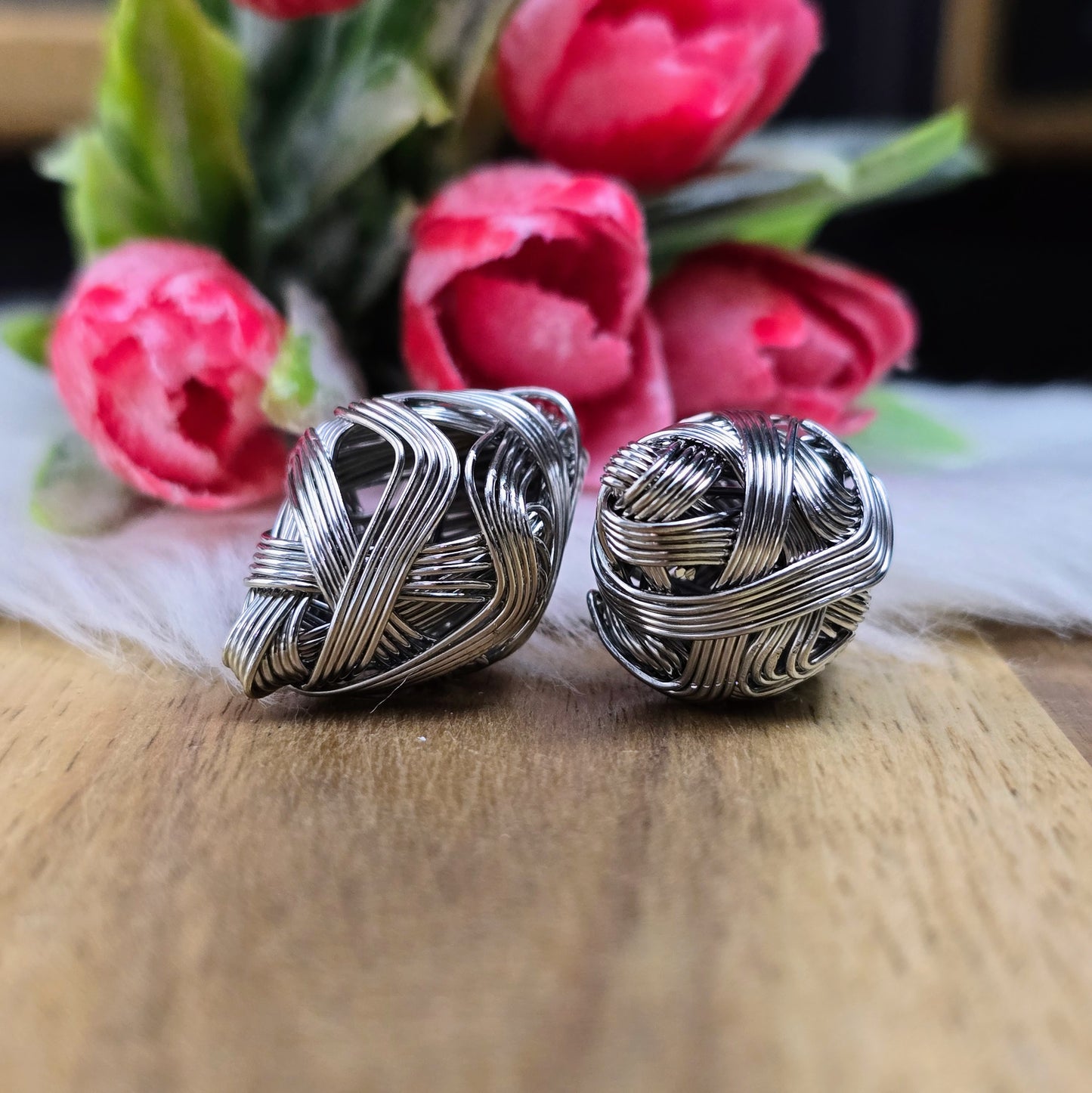 2 silberfarbene Drahtperlen in Rhombusform – handgewickelt & durchlässig – ideal für DIY-Schmuck, Anhänger & Deko – aus Metall, 26 x 17 mm, ohne Fädelloch