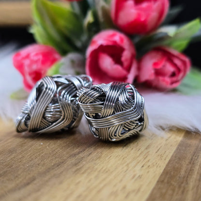 2 silberfarbene Drahtperlen in Rhombusform – handgewickelt & durchlässig – ideal für DIY-Schmuck, Anhänger & Deko – aus Metall, 26 x 17 mm, ohne Fädelloch