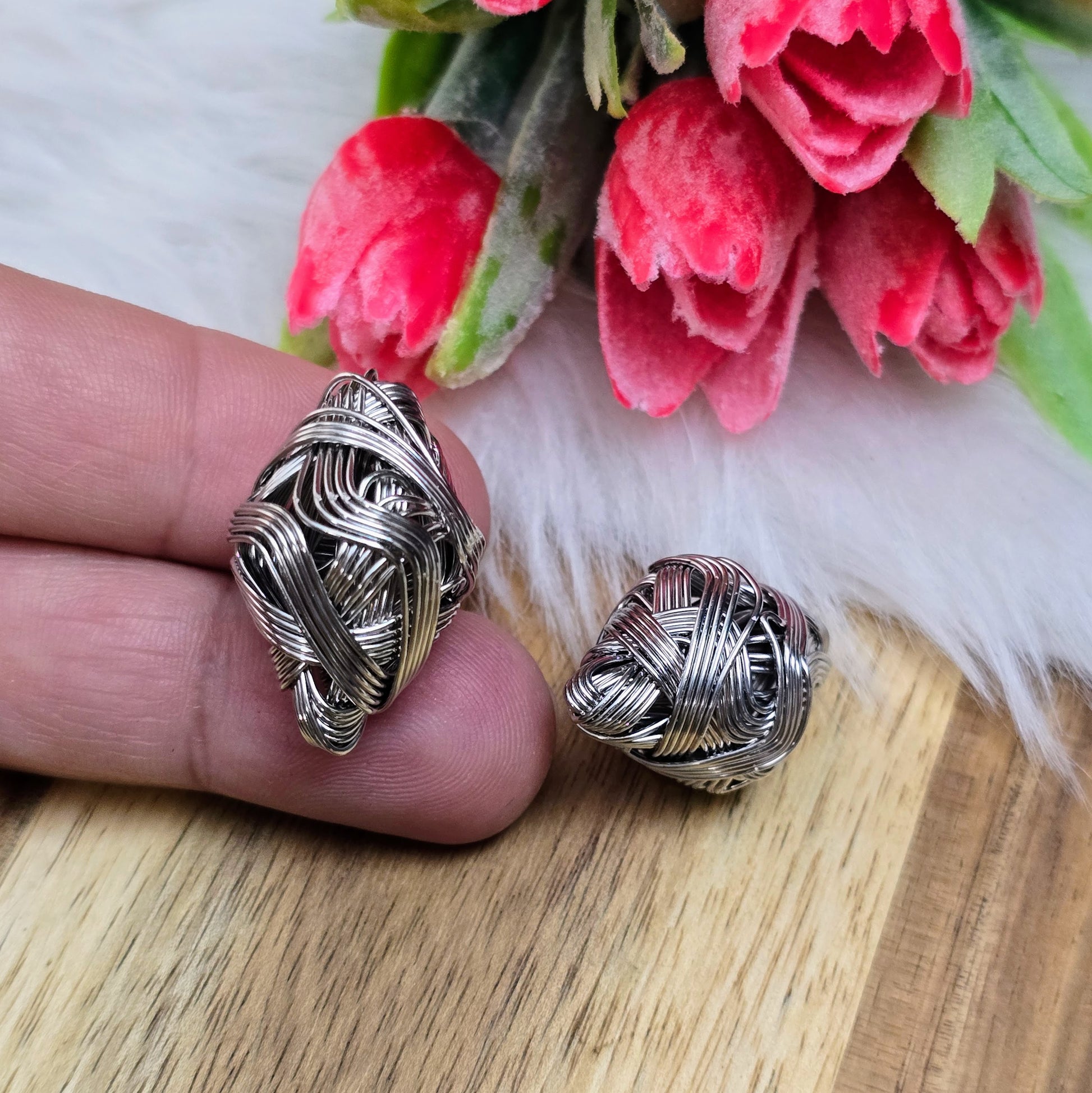 2 silberfarbene Drahtperlen in Rhombusform – handgewickelt & durchlässig – ideal für DIY-Schmuck, Anhänger & Deko – aus Metall, 26 x 17 mm, ohne Fädelloch