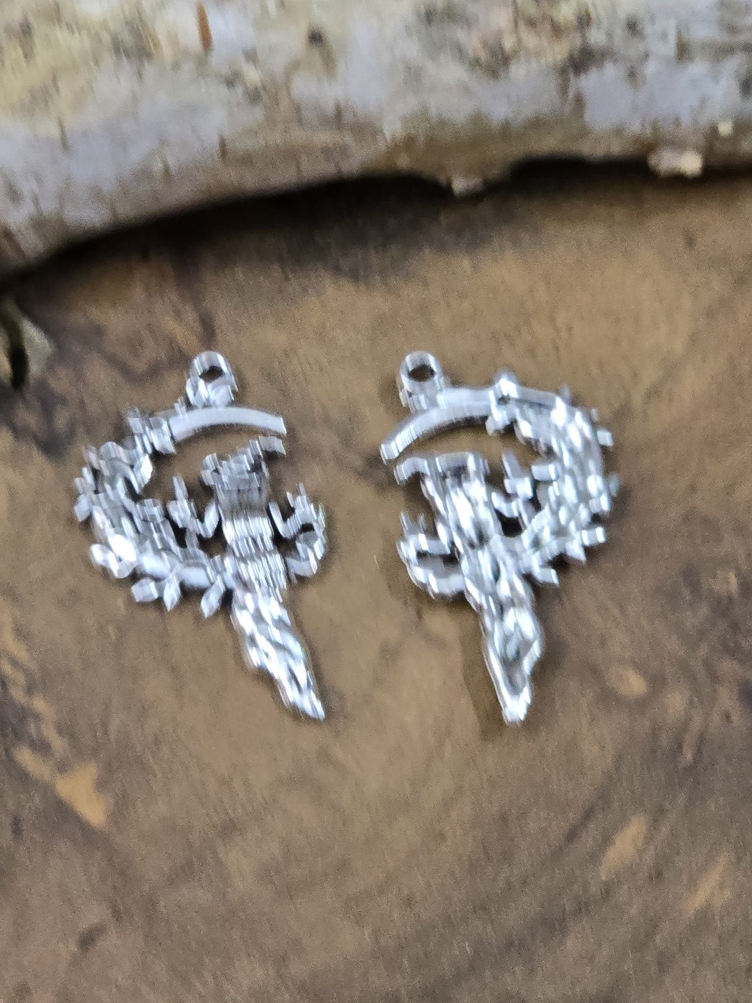 Vorder- und Rückseite der filigranen Hexenanhänger mit Sichelmond in Antik-Silber-Optik