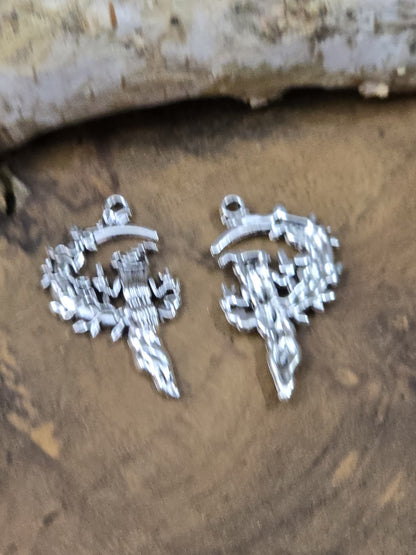 Vorder- und Rückseite der filigranen Hexenanhänger mit Sichelmond in Antik-Silber-Optik