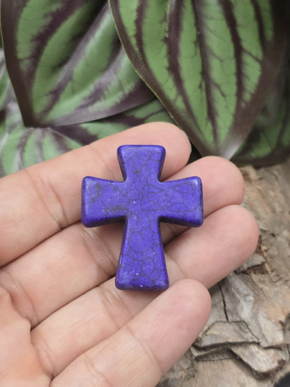 Lila Howlith Kreuzperle (36 mm) auf einer Hand präsentiert als Größenvergleich für DIY-Schmuckprojekte