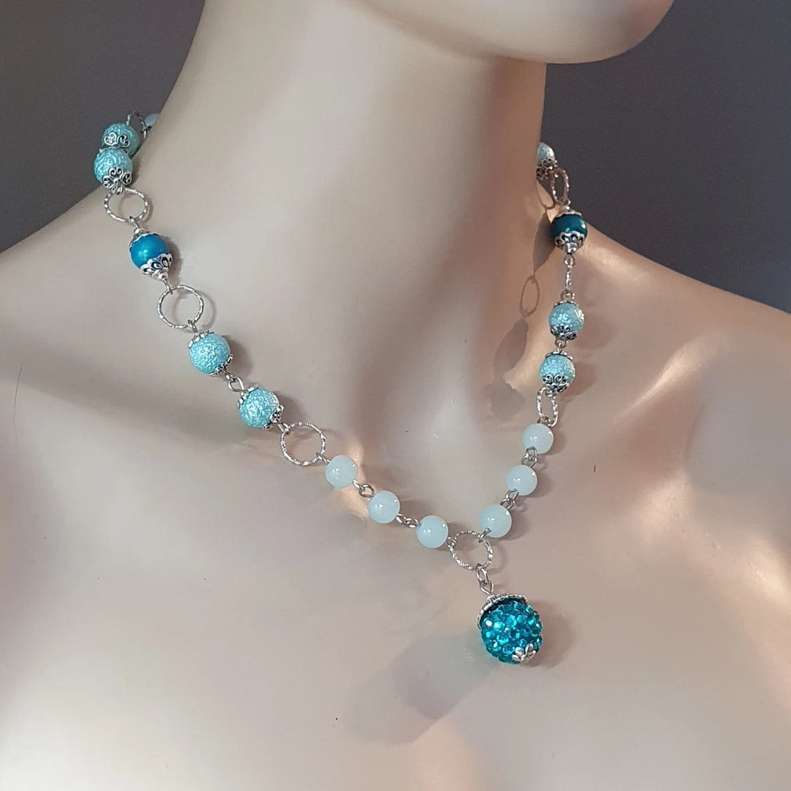 Handgefertigte Halskette mit Shamballa Bead in, Wasserblau, sowie farblich passende Glasperlen, Unikat