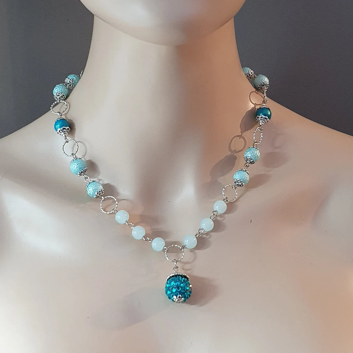 Handgefertigte Halskette mit Shamballa Bead in, Wasserblau, sowie farblich passende Glasperlen, Unikat