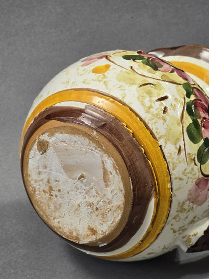 Bodenansicht des Vintage Keramik Krugs mit unglasierter Standfläche, braunem Rand und sichtbarer Patina
