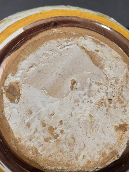 Detail der Unterseite eines Vintage Keramik Krugs mit rauer Standfläche, Abriebspuren und naturbelassenem Keramikboden
