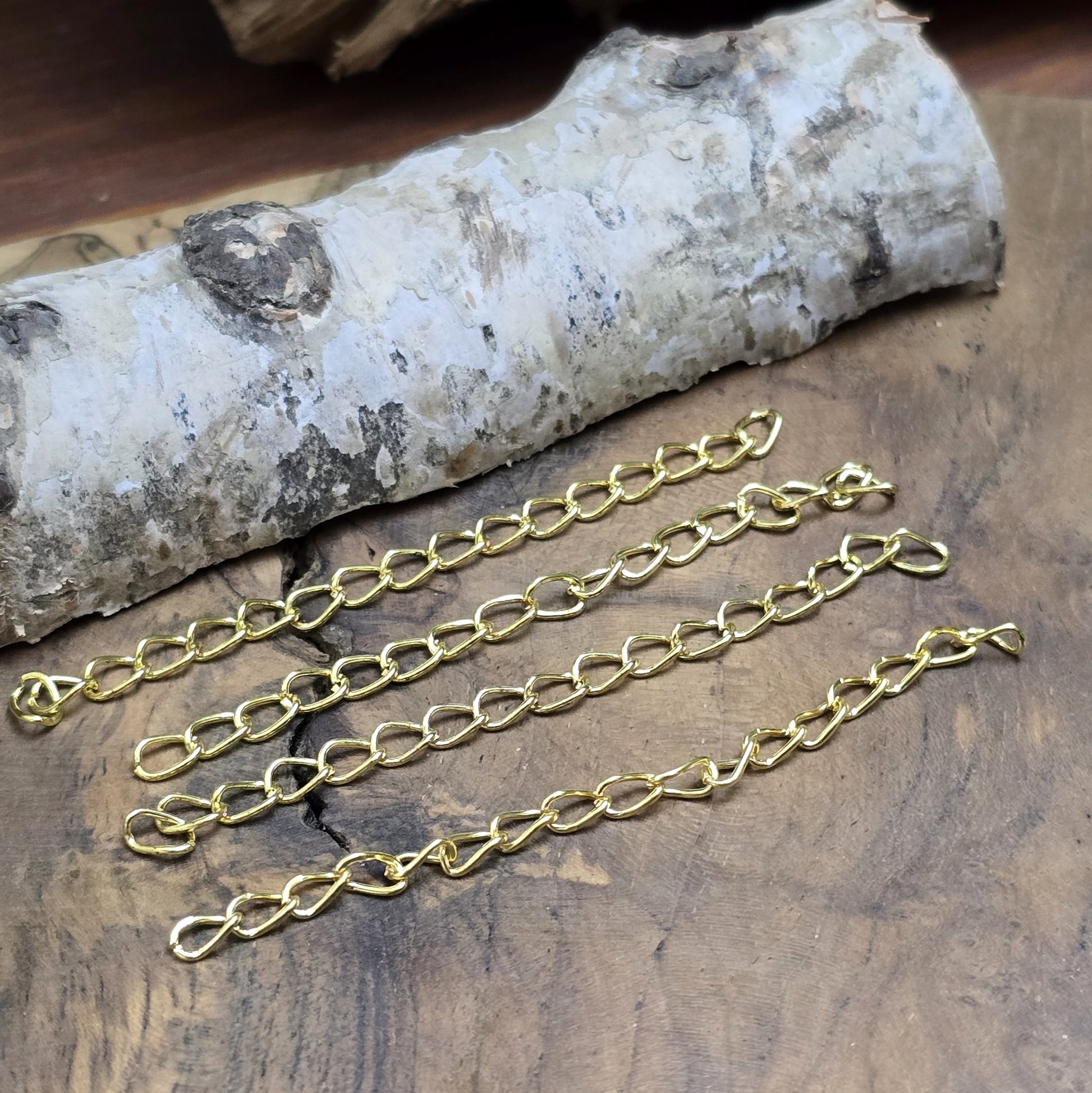 10 goldfarbene Verlängerungsketten, jeweils 7 cm lang, mit Gliedern von 3,5 x 5 mm. Ideal, um Schmuckstücke wie Ketten oder Armbänder zu verlängern und anzupassen. Einfach zu verwenden, um deine Designs zu individualisieren.