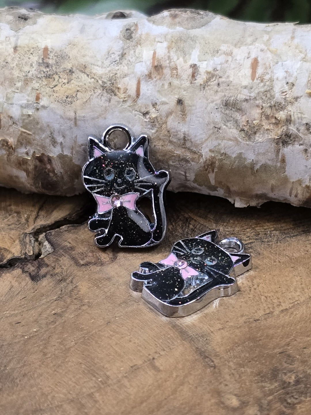 Schwarze Katzenanhänger mit rosa Schleife als Charms für DIY Schmuck und Bastelprojekte