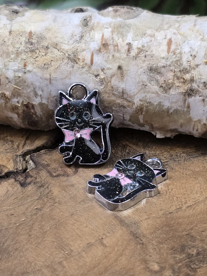 Schwarze Katzenanhänger mit rosa Schleife als Charms für DIY Schmuck und Bastelprojekte