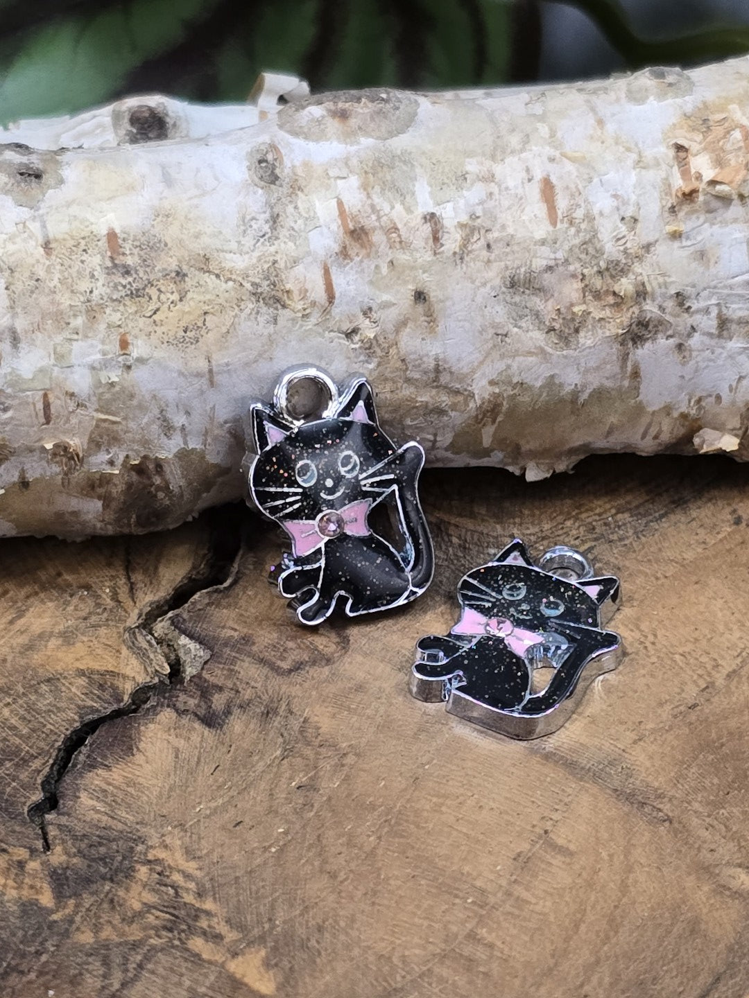 Detailaufnahme eines schwarzen Katzenanhängers mit Glitzeroptik für Schmuckherstellung