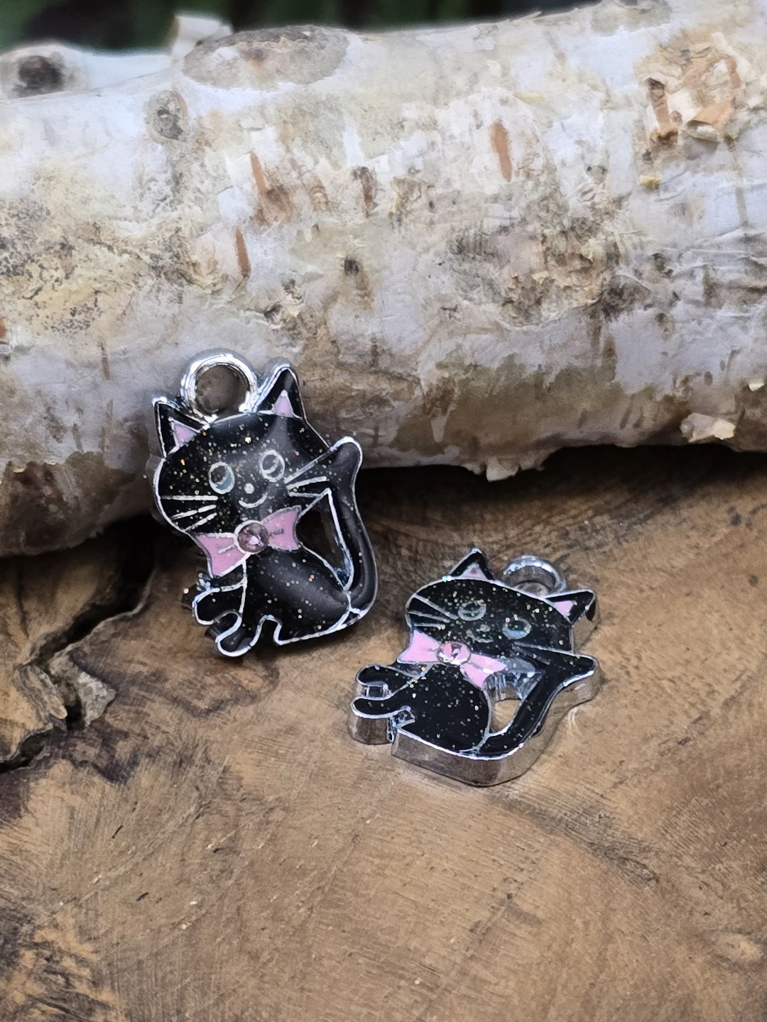 Zwei niedliche Katzenanhänger in Schwarz und Silber für Armbänder, Ketten und Schlüsselanhänger