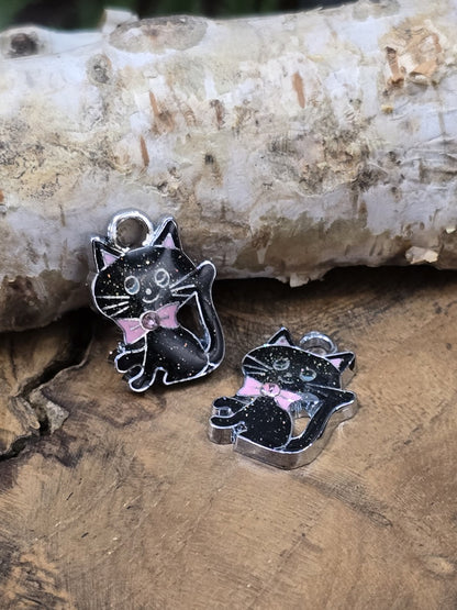 Zwei niedliche Katzenanhänger in Schwarz und Silber für Armbänder, Ketten und Schlüsselanhänger