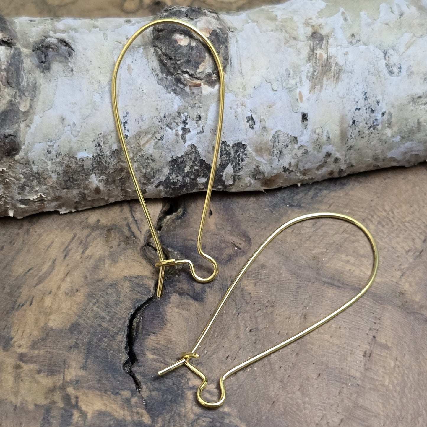 5 Paar vergoldete Kidney-Ohrhaken, 38 x 16 mm. Die Ohrhaken haben eine nierenartige Form und ermöglichen einfaches Einhängen von Anhängern oder Perlen. Ideal für die Herstellung von Ohrringen. 