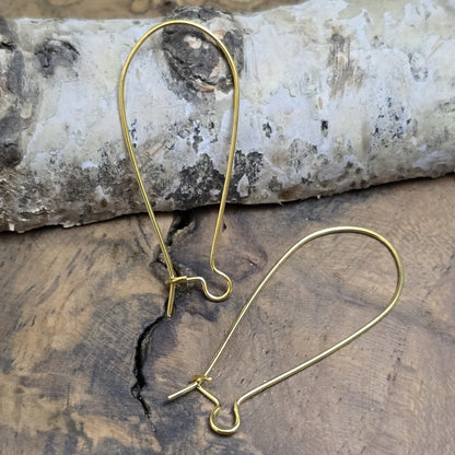 5 Paar vergoldete Kidney-Ohrhaken, 38 x 16 mm. Die Ohrhaken haben eine nierenartige Form und ermöglichen einfaches Einhängen von Anhängern oder Perlen. Ideal für die Herstellung von Ohrringen. 