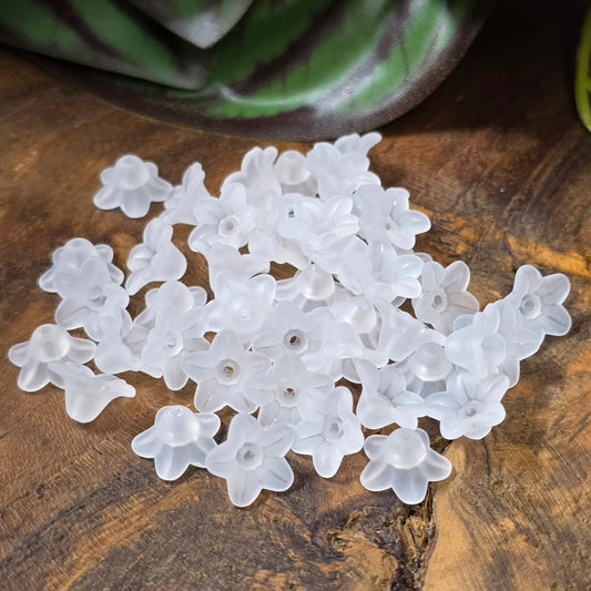 40 gefrostete Blütenkappen aus Acryl – ideal für zarte DIY-Schmuckstücke oder Streudeko.