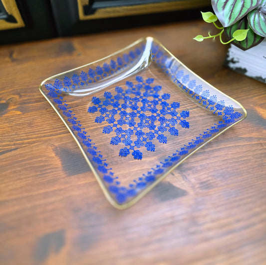 Vintage Glasschale (18 cm) mit blauem, floralen Muster & Goldrand – 1970er DDR – von VEB Thermoform Olbernhau – perfekt für Snacks & Gebäck – sehr guter Zustand.
